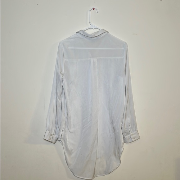 Elegant White Button-Up Blouse - Picture 3 of 4
